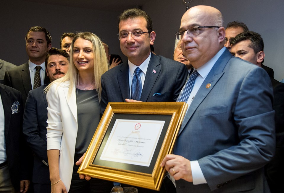 İstanbul Büyükşehir Belediye Başkanı Ekrem İmamoğlu mazbatasını aldı - 1