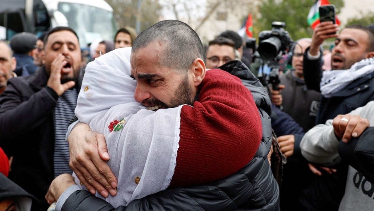 Hamas 3 İsrailli erkek esiri serbest bıraktı, Filistinliler Batı Şeria'ya kavuştu: Gazze'de beşinci tur Hamas 3 İsrailli erkek esiri serbest bıraktı, Filistinliler Batı Şeria'ya kavuştu: Gazze'de beşinci tur