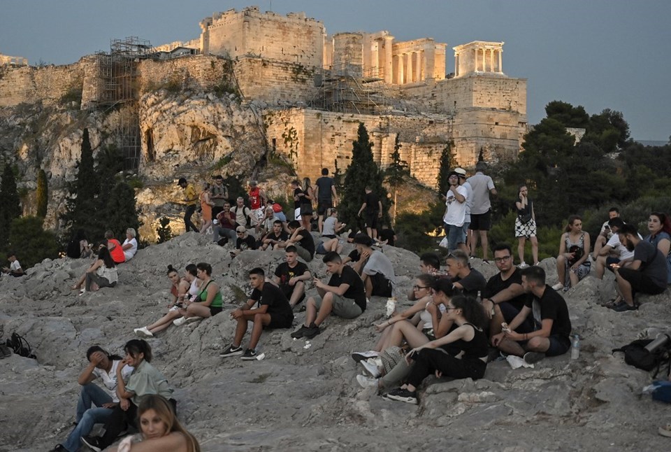 Yunanistan’da Covid-19 vaka sayıları 10 kat arttı: Sert önlemler geliyor - 1