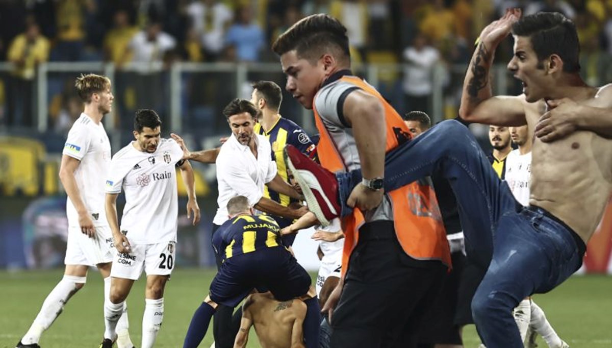 Ankara'da sahaya giren taraftar Beşiktaşlı futbolculara saldırdı