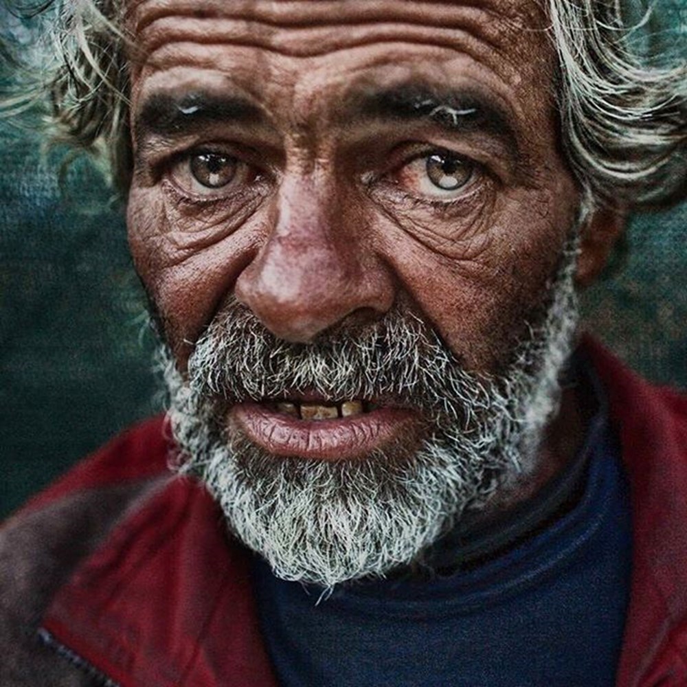 Фото старого лица. Lee Jeffries бездомные. Ли Джеффрис автопортрет. Ли Джеффрис фотографии. Портрет старика.