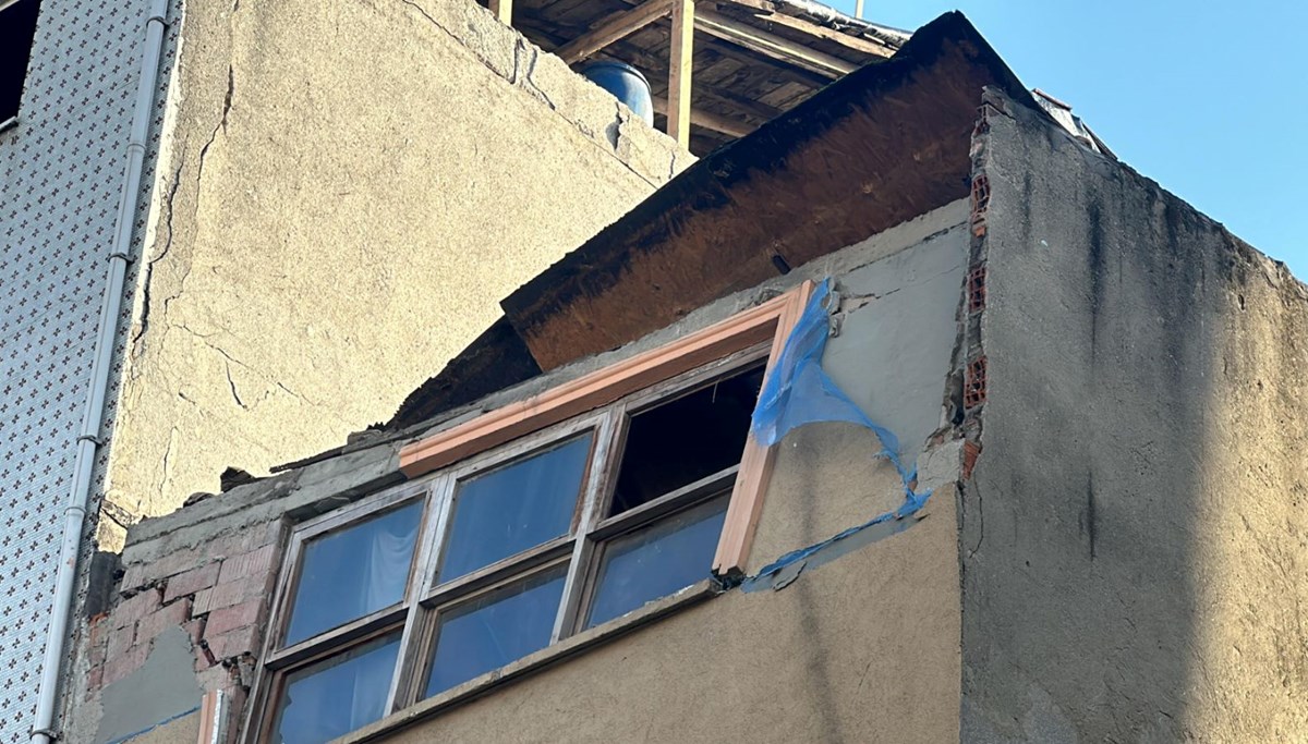 Beyoğlu'nda 3 katlı binada çökme: Beton parçaları araçların üzerine düştü Beyoğlu'nda 3 katlı binada çökme: Beton parçaları araçların üzerine düştü
