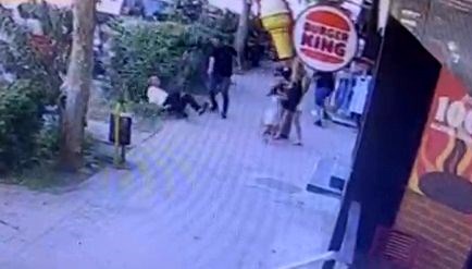 Ailesiyle yürürken husumetlisi bacağından vurdu