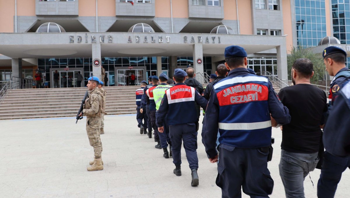 Edirne'de 261 kaçak göçmen yakalandı Edirne'de 261 kaçak göçmen yakalandı