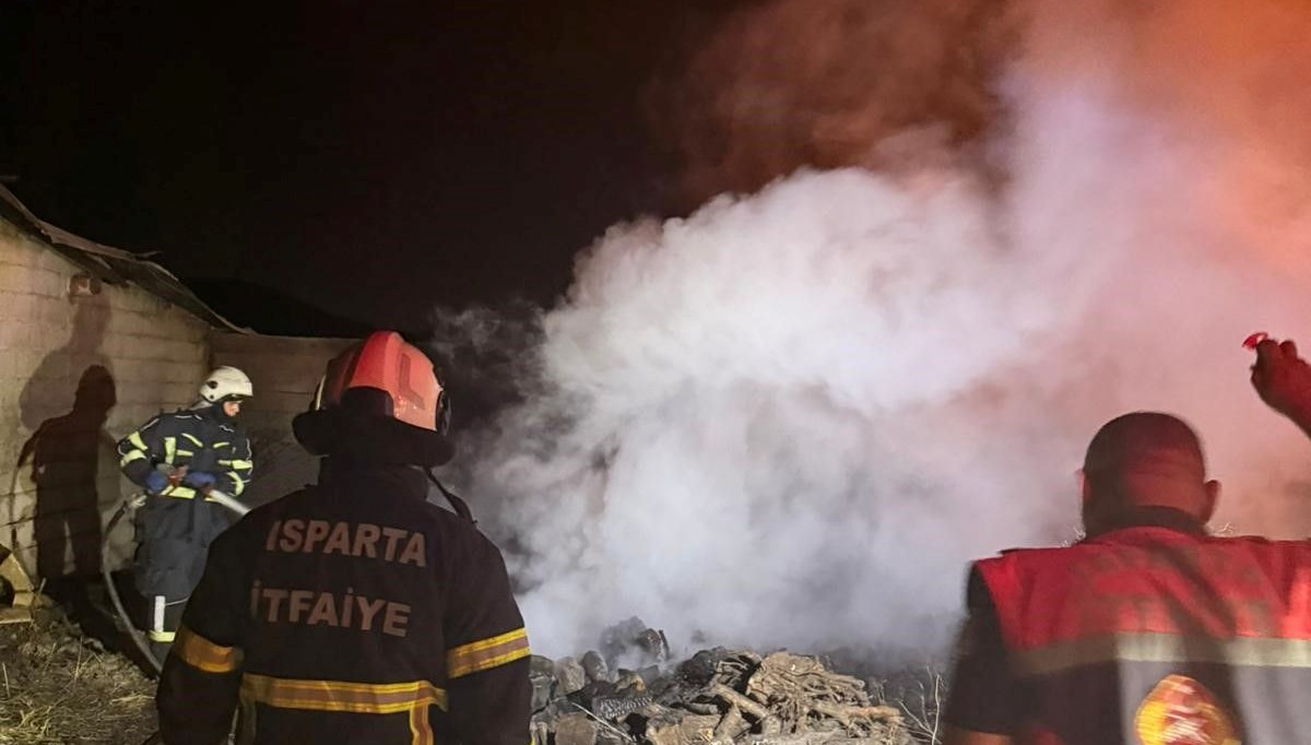 Mangal kıvılcımı otluk alana sıçradı