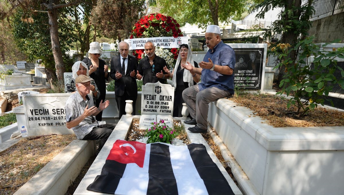 Beşiktaş Kulübü, Vedat Okyar’ı kabri başında andı Beşiktaş Kulübü, Vedat Okyar’ı kabri başında andı