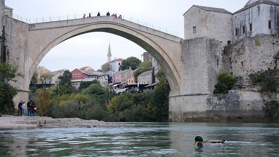 Tarihi Mostar Köprüsü'nün 30 yıl önceki yıkılma anı - 1