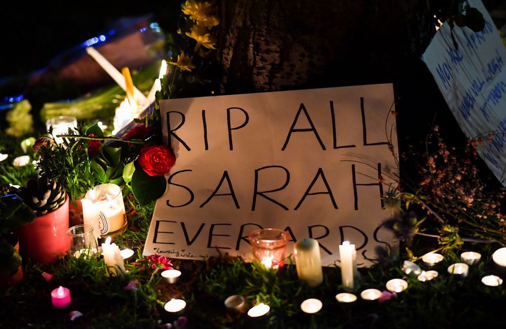 Londra'da bir polisin öldürdüğü Sarah Everard için düzenlenen törene polis müdahale etti - 2