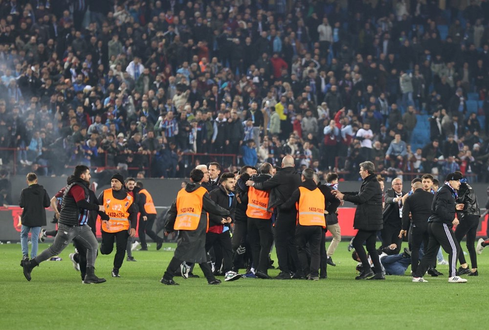 Trabzon'da maç sonu saha karıştı: 12 kişi gözaltında - 4