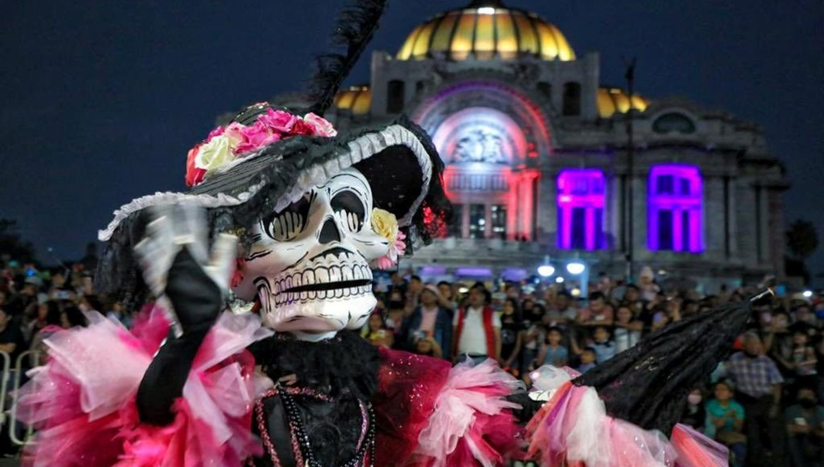 Meksika’da Ölüler Günü: Geçit törenine 1 milyondan fazla kişi katıldı