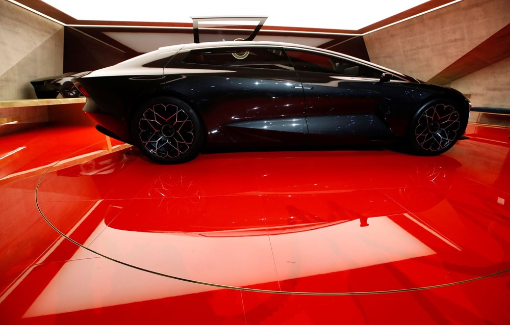 Aston Martin'den elektrikli lüks sedan - 1