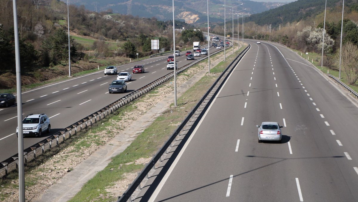 Bolu geçişinde bayram trafiği yoğunluğu azaldı Bolu geçişinde bayram trafiği yoğunluğu azaldı