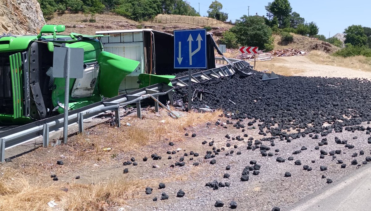 Kömür yüklü TIR devrildi: Sürücü yaralandı