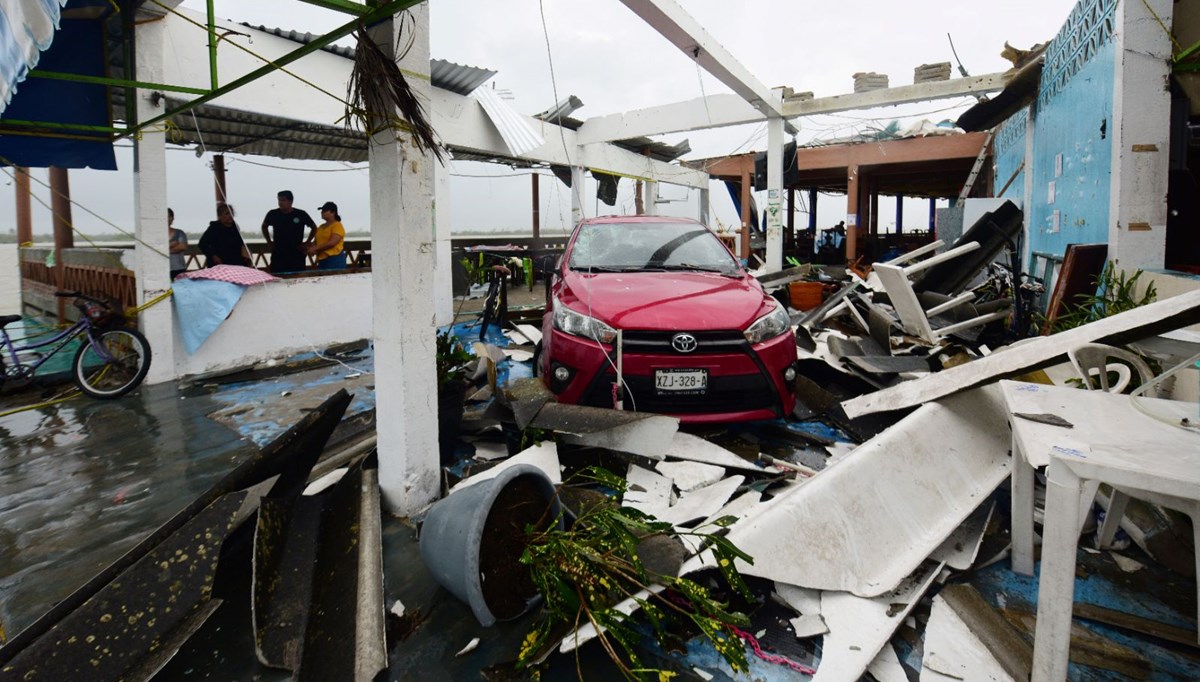 Meksika'da tropik fırtına nedeniyle 8 kişi öldü