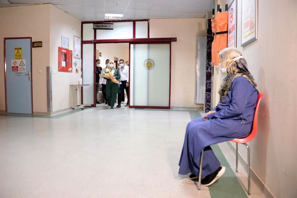 Yoğun bakım kapısında 10 yıldır çocuğunu bekliyor: Beni hissediyor, mutlu oluyor - 8