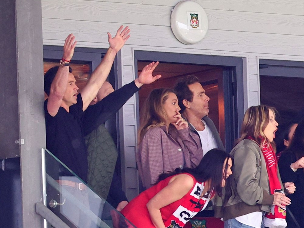 El equipo de Deadpool en el Campeonato: Wrexham, propiedad de Reynolds, hace historia - 3