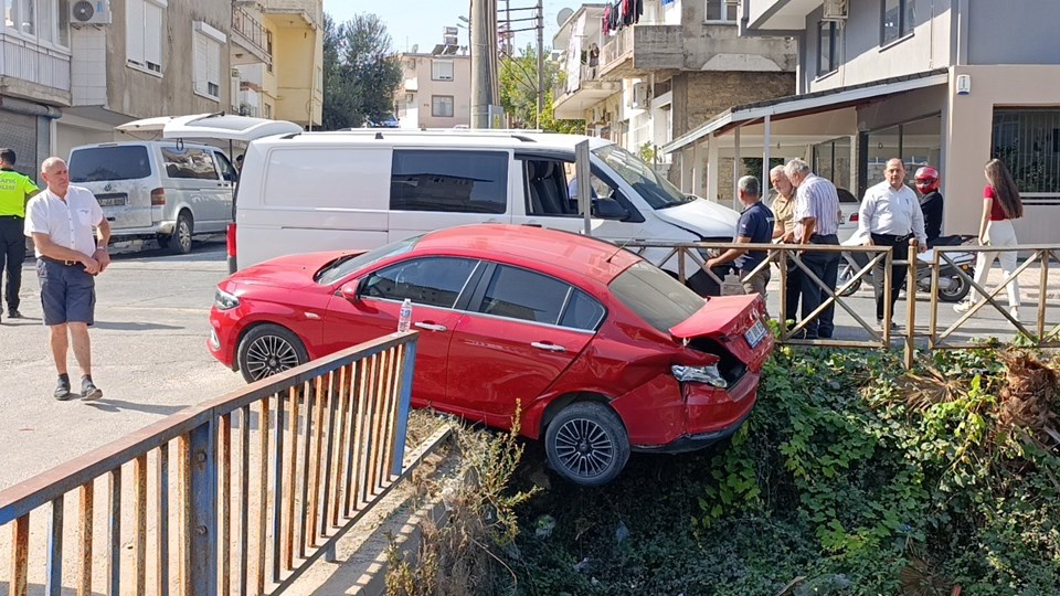 Antalya'da kaza: İrlandalı sürücünün otomobili sulama kanalında asılı kaldı - 1