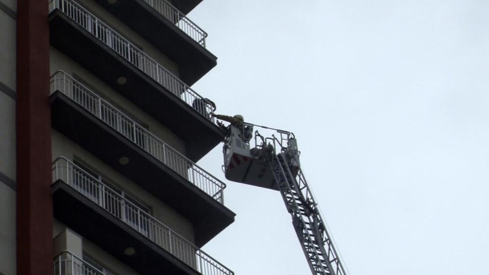 Esenyurt'ta 18 katlı binada yangın paniği: Mahsur kalanlar kurtarıldı - 2