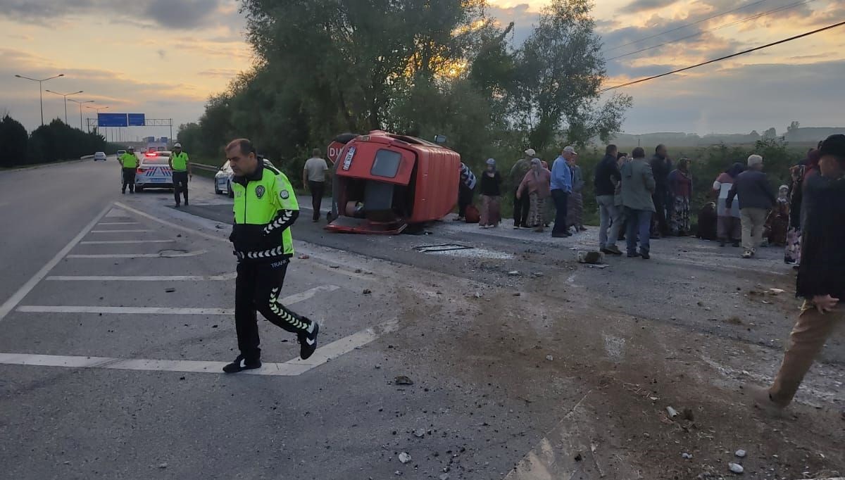 Fındık işçilerini taşıyan minibüs kaza yaptı: 15 yaralı Fındık işçilerini taşıyan minibüs kaza yaptı: 15 yaralı