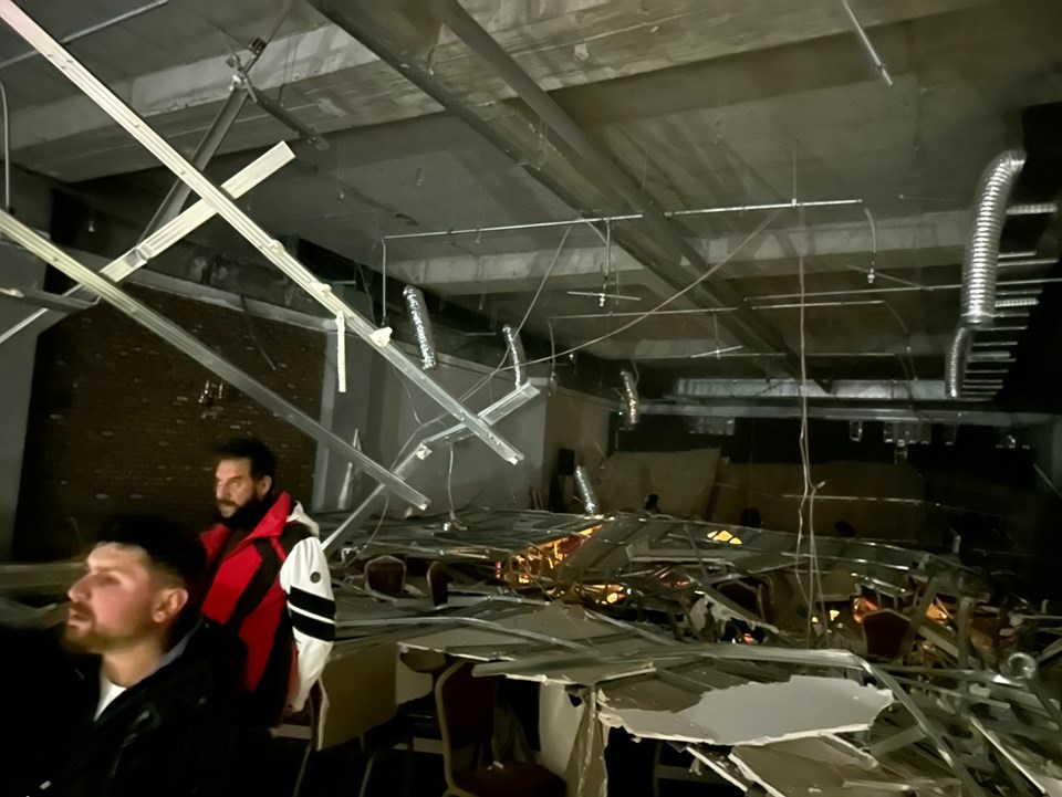 Kars'ın Sarıkamış ilçesinde bir otelin tavanı çöktü - 3