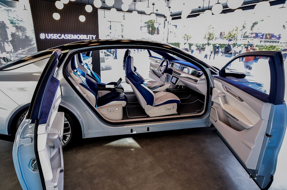 <p>İç mekanda entegre emniyet kemerlerine sahip 4 adet tekli koltuk yer alırken orta sütunu ise ortadan kaldıran tasarımla kapıların bir kitap gibi açıldığı dikkat çekiyor.</p><p>Ön koltuklarda açık renk deri kullanılırken, arka koltuklarda koyu renk tercihi göze çarpıyor.</p>