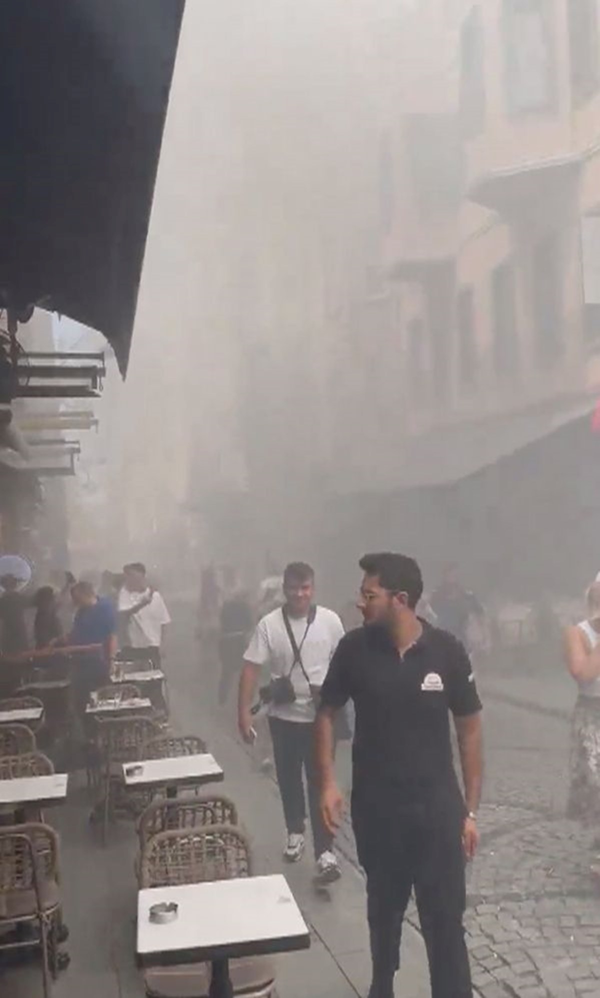 Galata’da yangın: Sokaklar duman altında kaldı