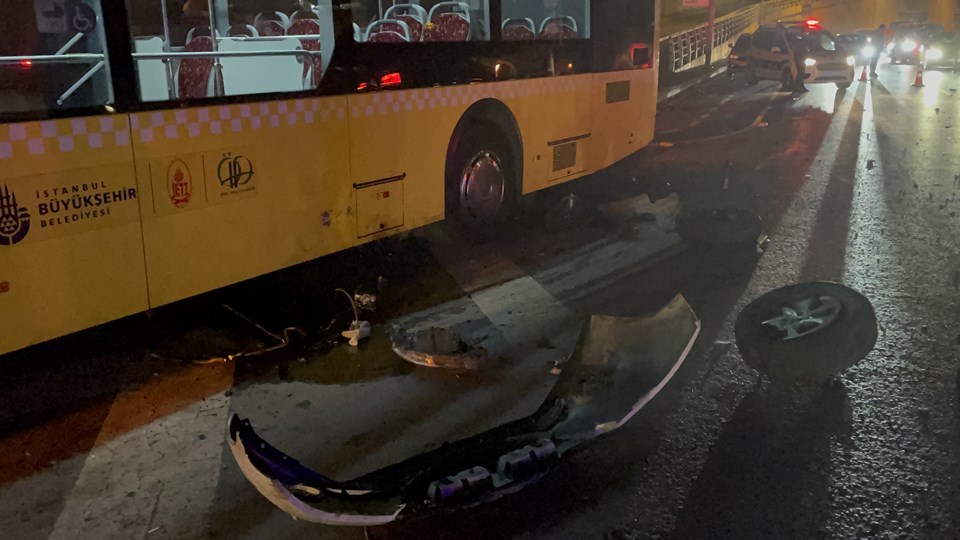 Otomobil İETT otobüsüne çarptı: 1 ölü, 4 yaralı - 1