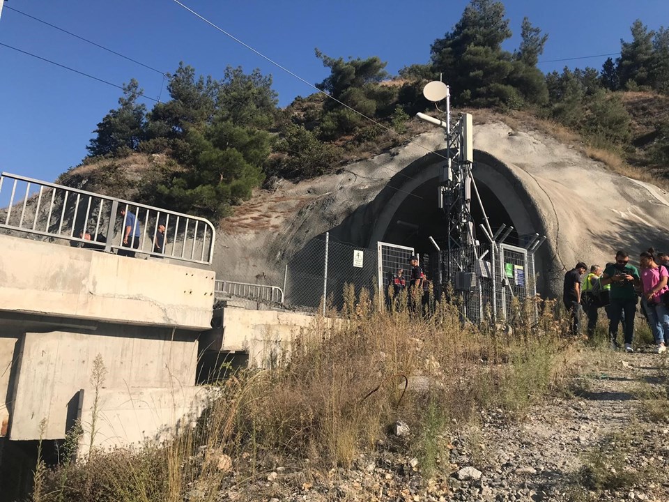Bilecik'te kılavuz tren tünelde raydan çıktı: 2 ölü - 3