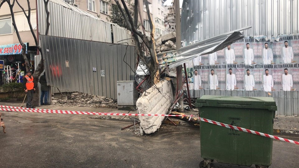Kadıköy'de bir binanın yıkımı sırasında kaldırıma kolon devrildi - 1