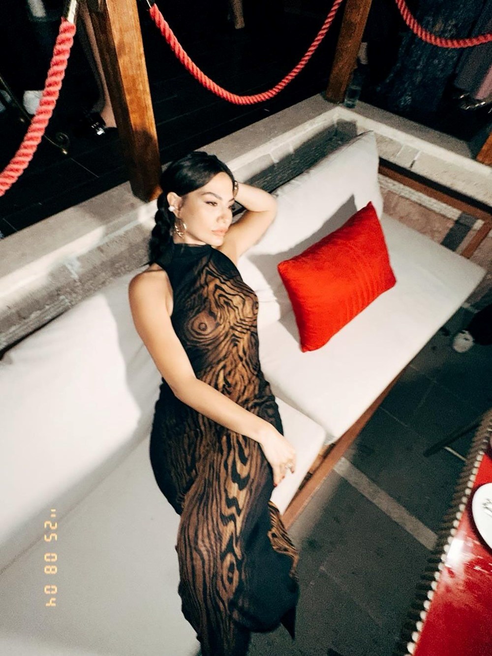 Demet Özdemir'den yeni pozlar: Elbisesi çok konuşuldu - 2