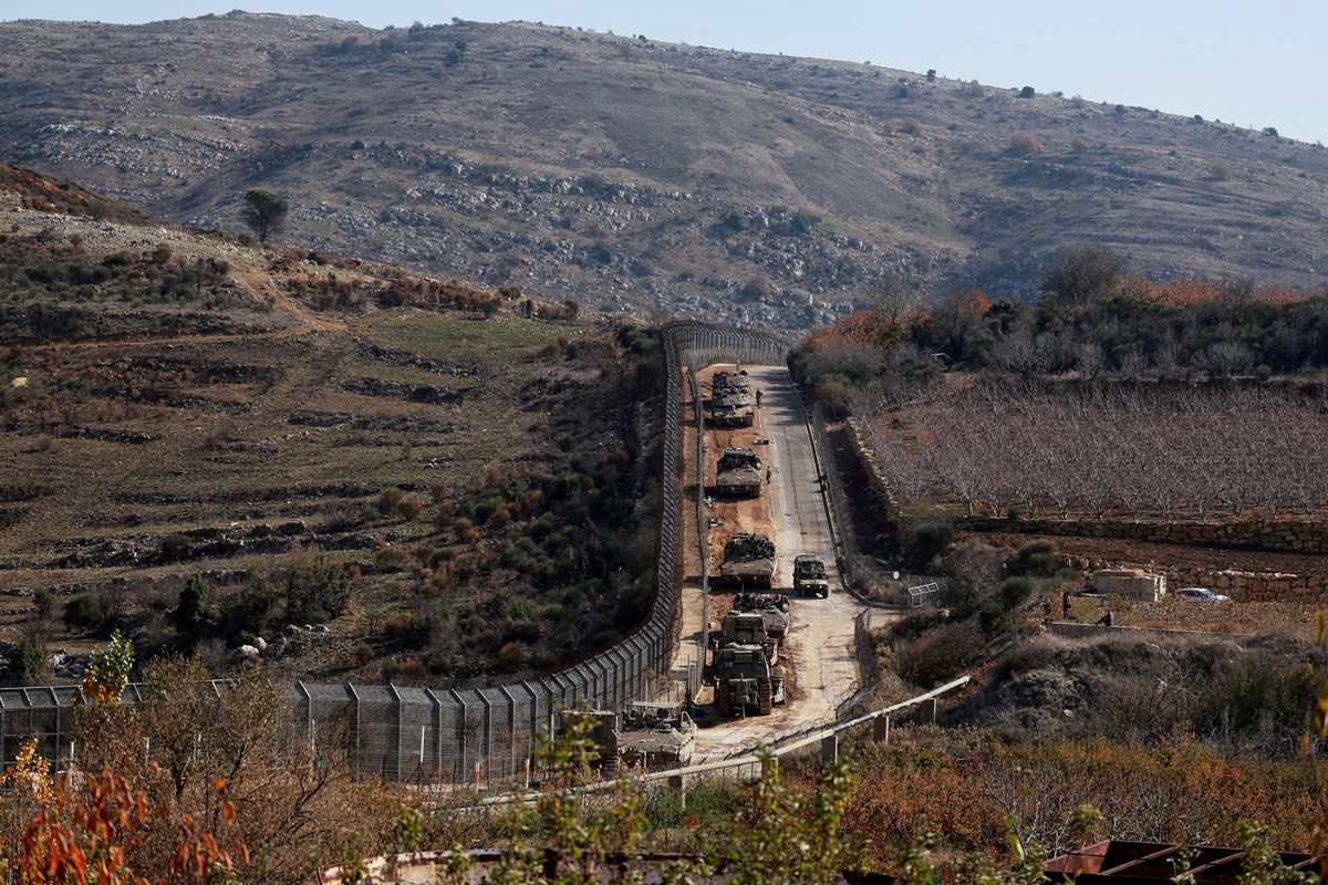 İsrail askerleri, Suriye ile İsrail işgali altındaki Golan Tepeleri arasında askeri araçlarla ilerliyor.