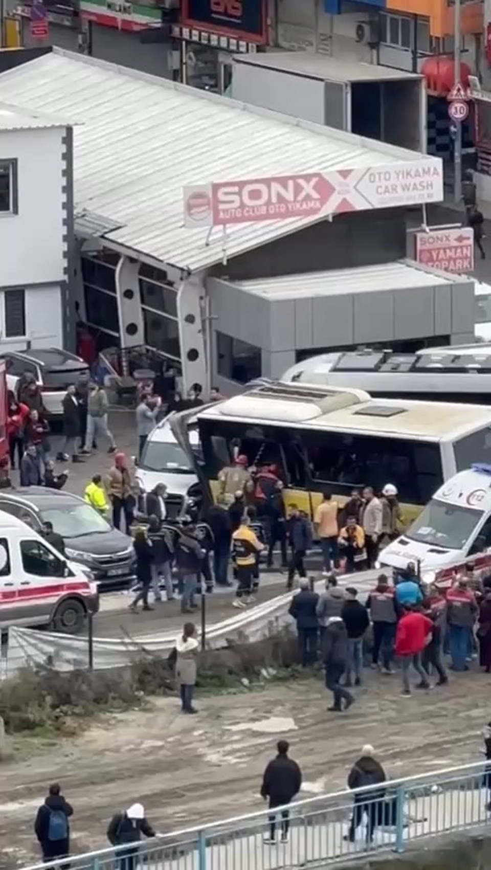 İstanbul'da tramvay ile İETT otobüsü çarpıştı: 33 yaralı - 2