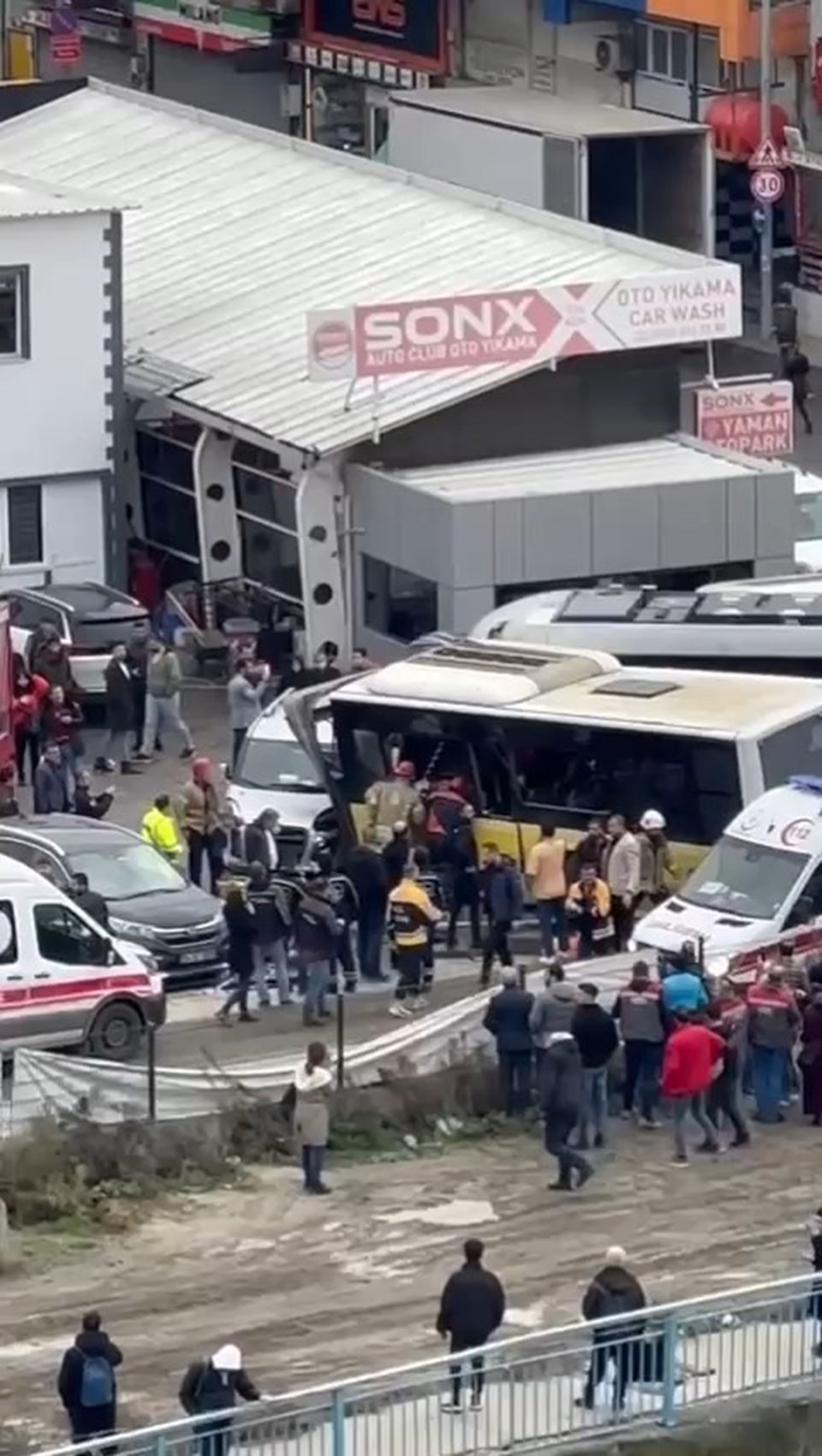 İstanbul'da tramvay ile İETT otobüsü çarpıştı: 4'ü ağır 19 yaralı - 2