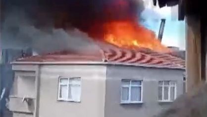 Bağcılar'da beş katlı bina yanıyor: Alevler çatıyı sardı