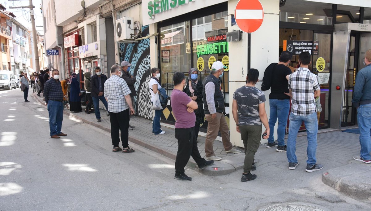 Önünde kuyruk oluşan tatlıcıya ceza