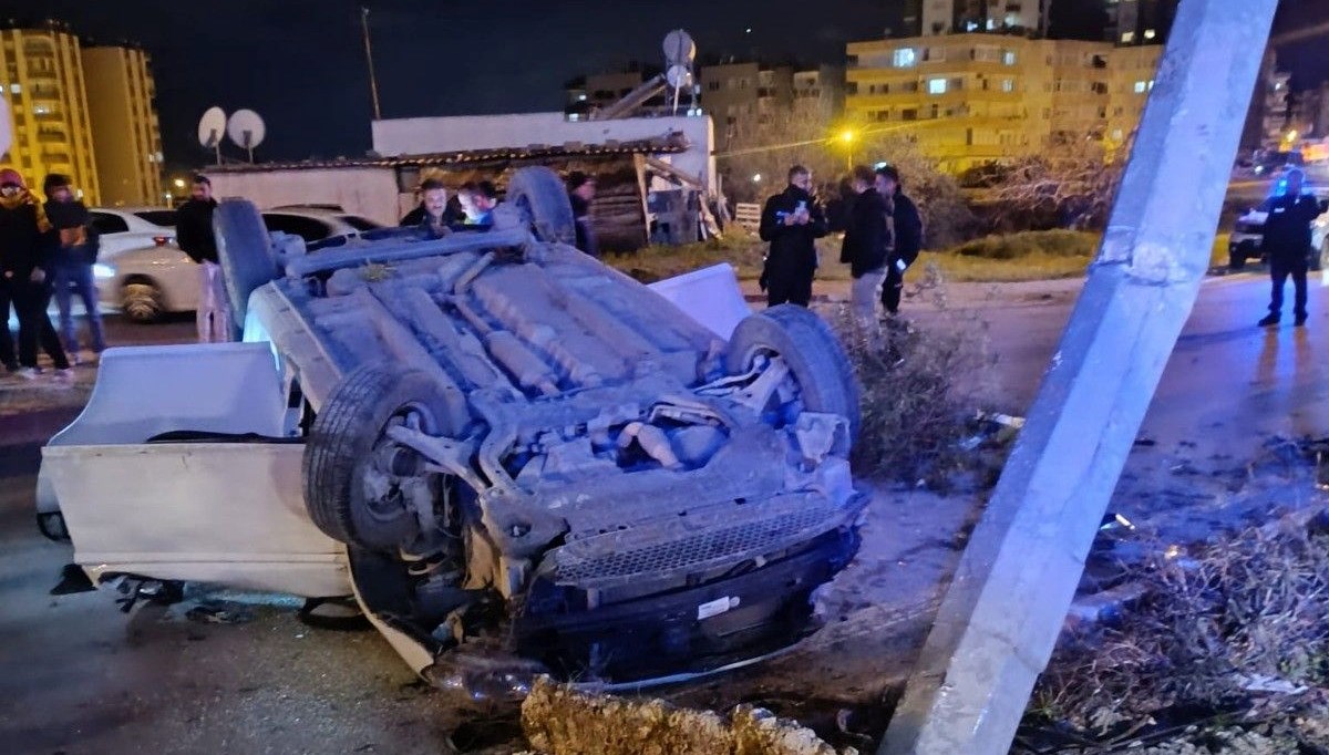 Refüje çıkan otomobil direğe çarptı, sürücü ağır yaralandı
