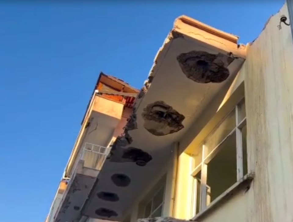 Yıkım yaptığı iş makinesiyle 3'üncü kattan sokağın ortasına düştü - 1