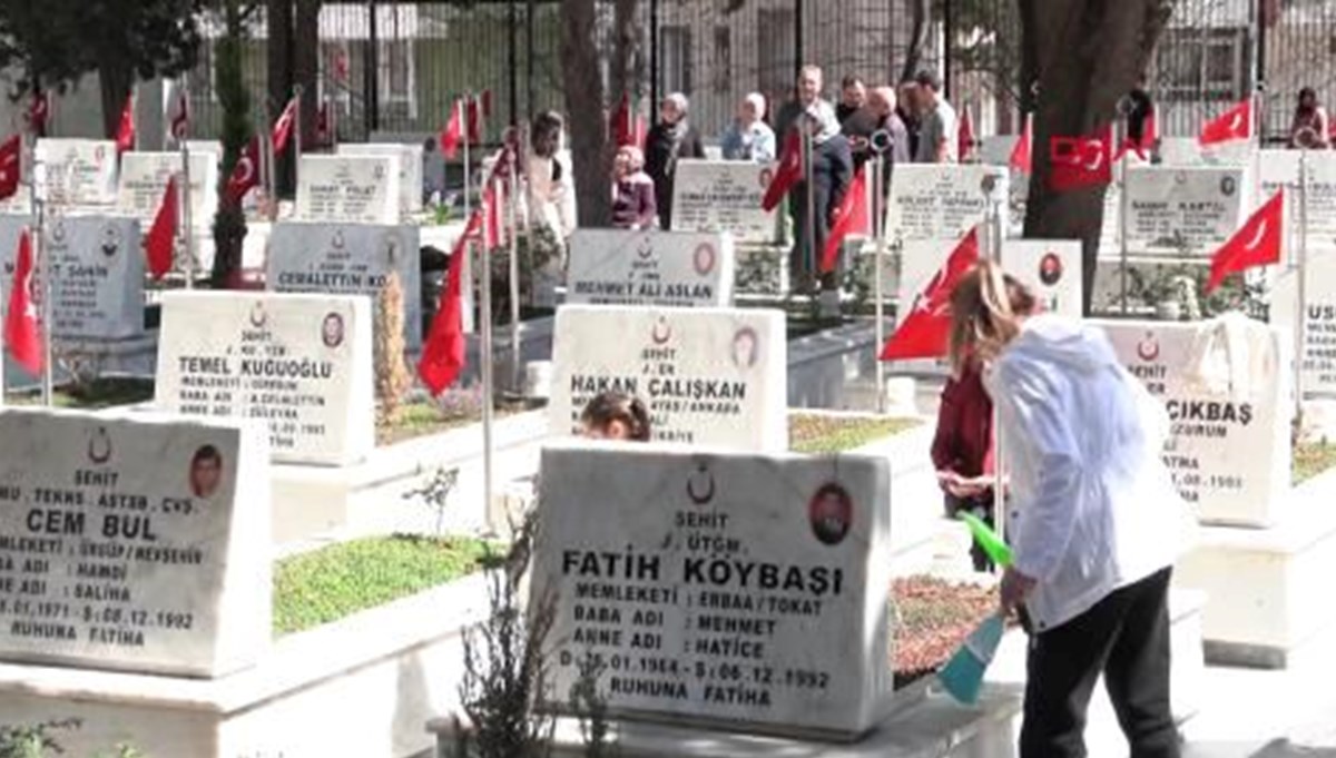 Ankara'da şehitliklerde arife günü yoğunluğu