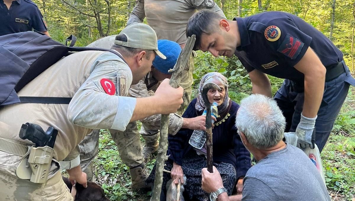Sinop'ta mantar toplarken kaybolan kadın ormanda bulundu Sinop'ta mantar toplarken kaybolan kadın ormanda bulundu