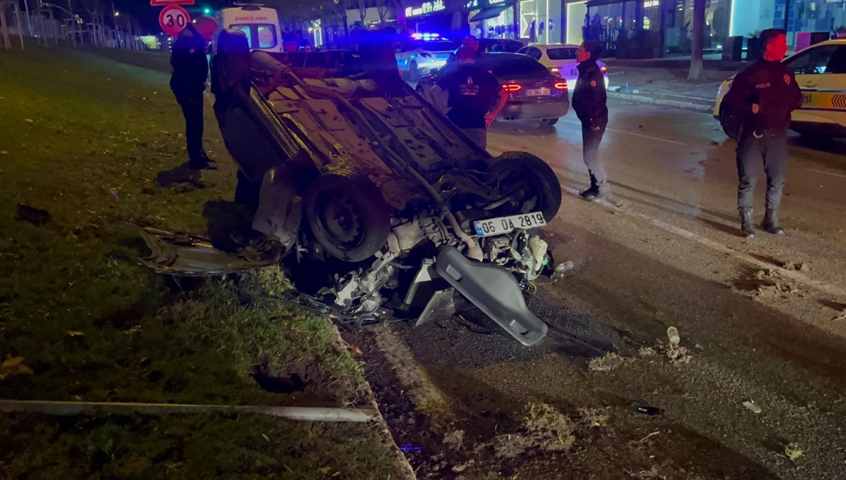 Bursa'da otomobil aydınlatma direğine çarptı: 2 yaralı