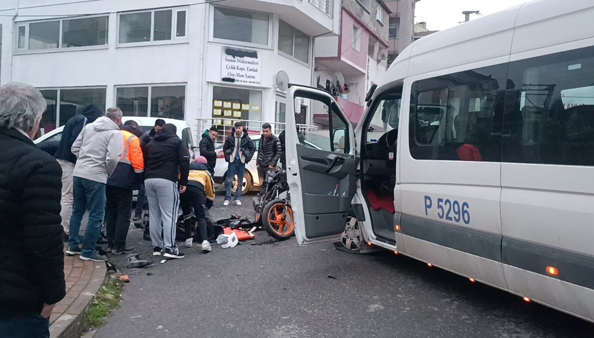 Servis minibüsüyle motosiklet kafa kafaya çarpıştı : 1 yaralı Servis minibüsüyle motosiklet kafa kafaya çarpıştı : 1 yaralı