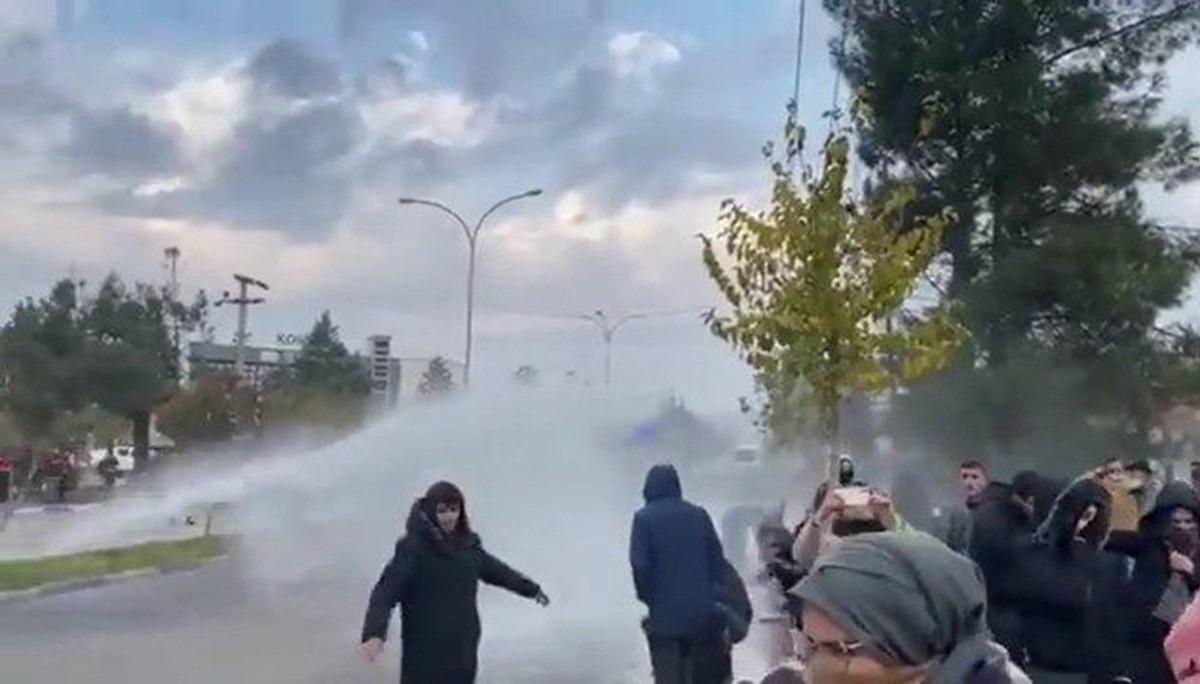 Şanlıurfa’da jandarma ile eylem yapan işçiler arasında gerginlik: 92 gözaltı Şanlıurfa’da jandarma ile eylem yapan işçiler arasında gerginlik: 92 gözaltı