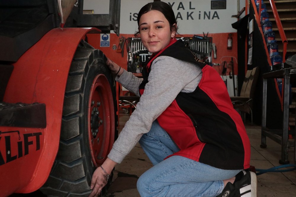 Sıradışı Bir Kariyer: Melike Hanım'ın Forklift Servisindeki Çıraklık Serüveni 77 B3eogjPfQ0mu0cTy8CYtHg