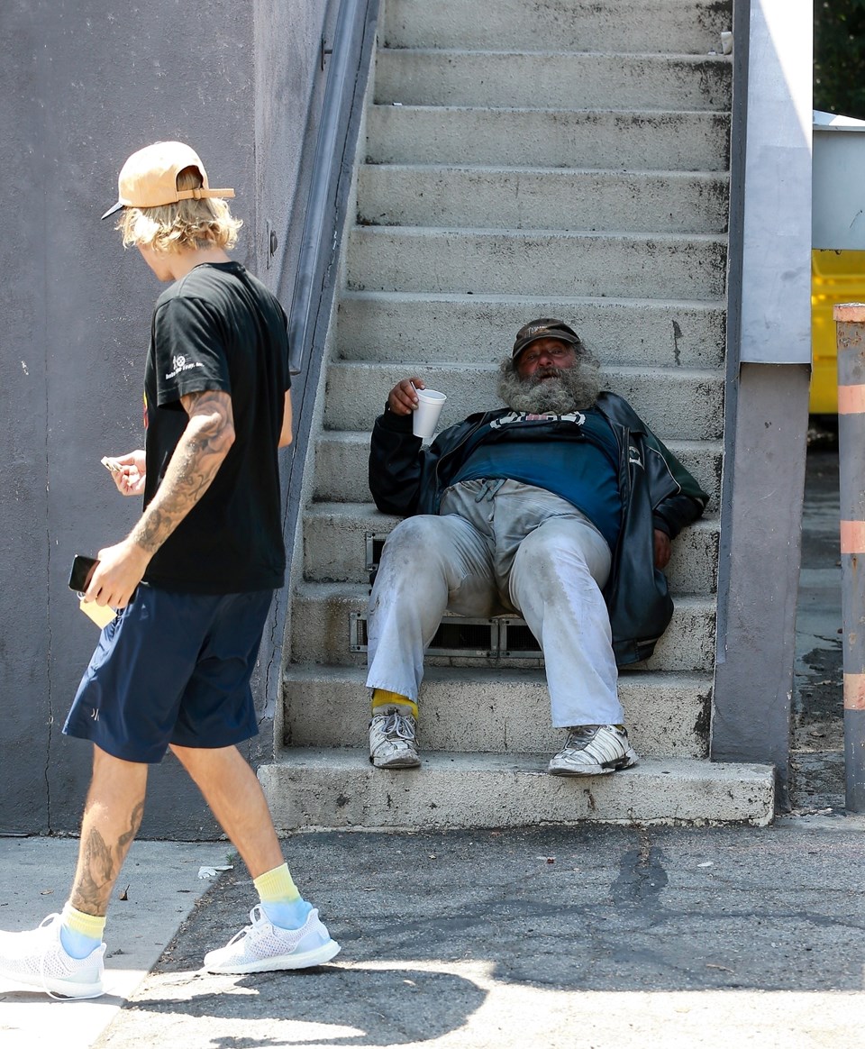 Justin Bieber evsiz adama para verdi - 2