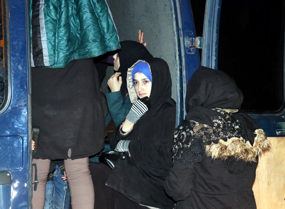 Polisin "dur" ihtarına uymayan minibüsten 30 düzensiz göçmen çıktı - 1