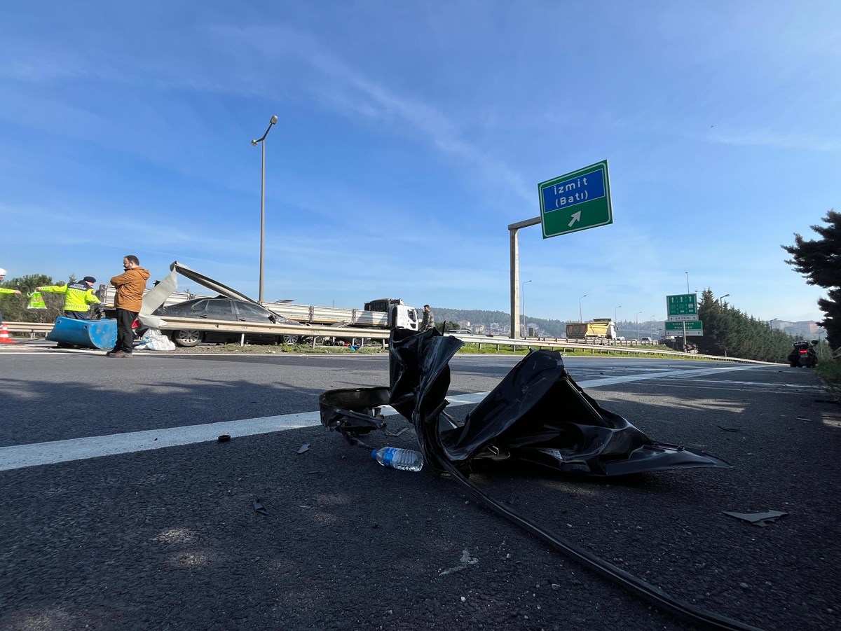 Otomobilin kopan kaputunun yol kenarına savurulduğu görüldü. Otomobilin kopan kaputunun yol kenarına savurulduğu görüldü.