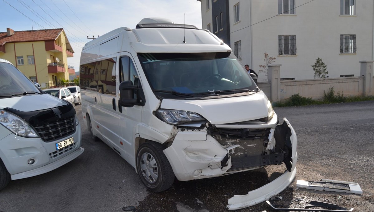 İşçi servisiyle otomobil çarpıştı: 7 yaralı İşçi servisiyle otomobil çarpıştı: 7 yaralı