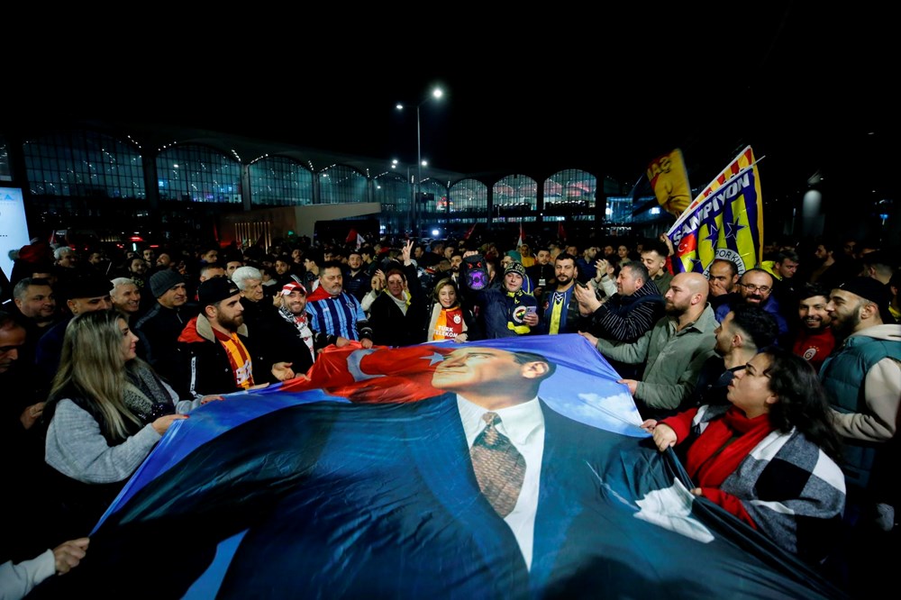 Fenerbahçeli ve Galatasaraylı taraftarlar havalimanlarına akın etti - 5