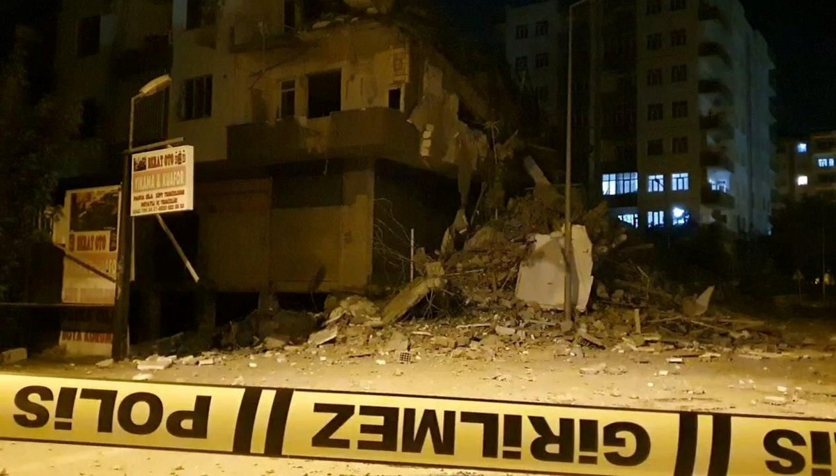 Depremlerde hasar görüp yıkımına başlanan 7 katlı bina çöktü Depremlerde hasar görüp yıkımına başlanan 7 katlı bina çöktü
