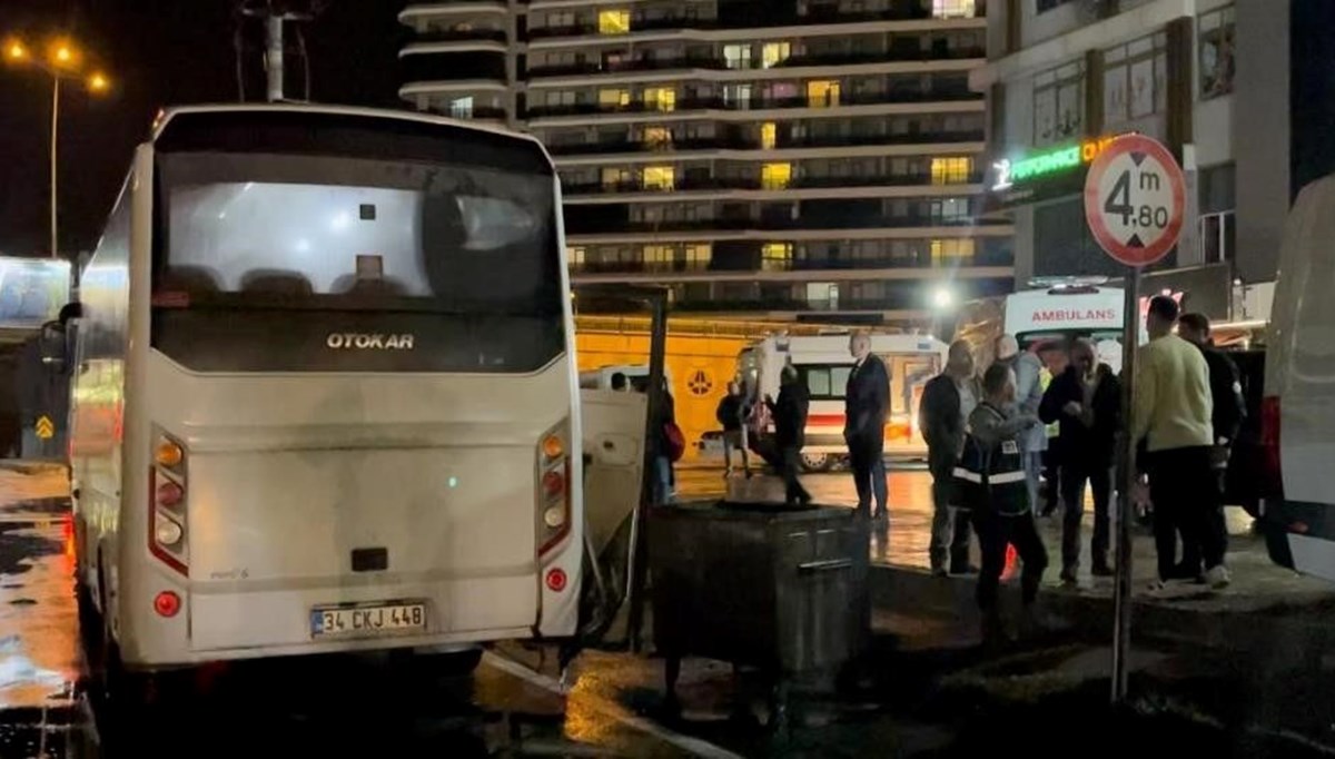 Bursa'da tur otobüsü aydınlatma direğine çarptı: 10 turist yaralandı